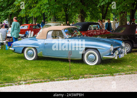 BADEN BADEN, Deutschland - Juli 2019: blue Azure beige MERCEDES-BENZ 190 SL Roadster Cabrio 1955 1963, Oldtimer Treffen im Kurpark. Stockfoto