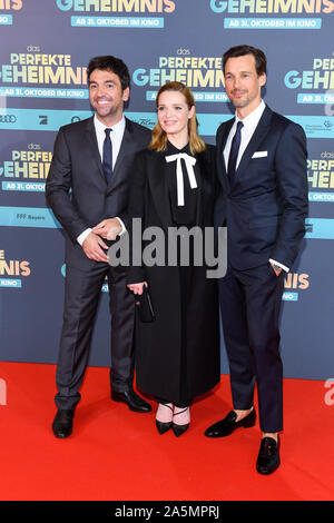 München, Deutschland. Okt, 2019 21. Bora Dagtekin, Direktor (L-R), Karoline Herfurth, Schauspielerin und Florian David Fitz, Schauspieler, kommen zur Premiere der Film 'Das perfekte Geheimnis" im Mathäser Filmpalast. Der Film wird in den deutschen Kinos am 31. Oktober veröffentlicht. Quelle: Tobias Hase/dpa/Alamy leben Nachrichten Stockfoto