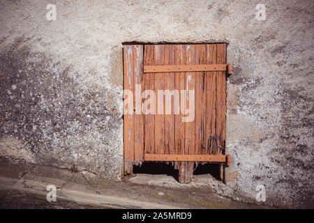 Alte Holztür, Saint-Benoît-du-Sault, Indre, Frankreich Stockfoto