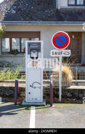 Elektrofahrzeug point, französisches Dorf Stockfoto