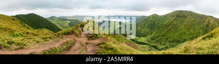 Panoramablick vom Miradouro Da Grota do Inferno Aussichtspunkt an Sete Cidades auf São Miguel auf den Azoren. Der Lagoa Azul ist im Hintergrund. Stockfoto