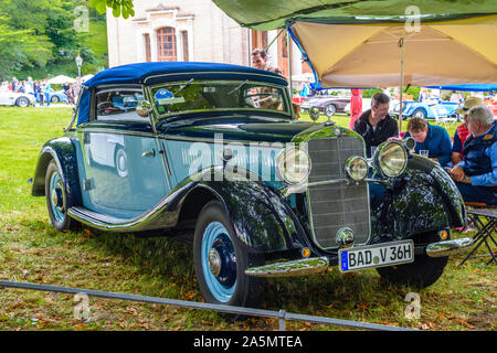BADEN BADEN, Deutschland - Juli 2019: blau MERCEDES-BENZ 170 190 Cabriolet ein Cabrio Roadster 1949 1951, Oldtimer Treffen im Kurpark. Stockfoto