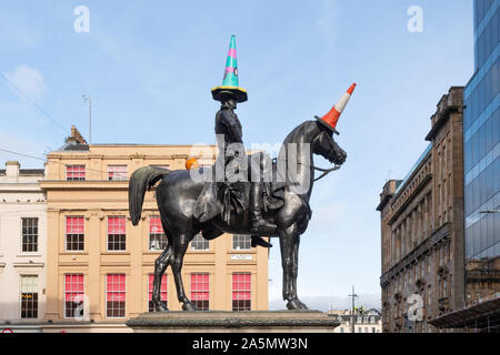 Herzog von Wellington Statue mit traditionellen Leitkegel und Halloween Dekorationen, Glasgow, Schottland, Großbritannien Stockfoto