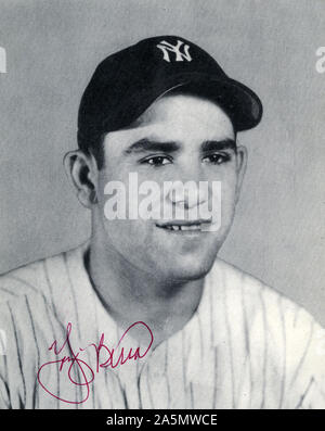 Vintage autographierte schwarz-weiß Foto des neuen Yankee Hall of Fame Baseball player Yogi Berra. Stockfoto