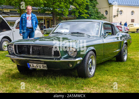 BADEN BADEN, Deutschland - Juli 2019: Dunkelgrün FORD MUSTANG CABRIO erste Generation 1964 1973, Oldtimer Treffen im Kurpark. Stockfoto