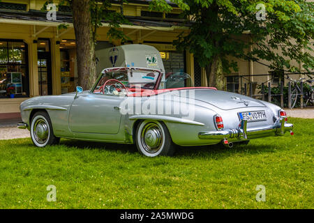 BADEN BADEN, Deutschland - Juli 2019: Silber grau MERCEDES-BENZ 190 SL Roadster Cabrio 1955 1963, Oldtimer Treffen im Kurpark. Stockfoto