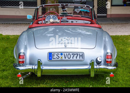 BADEN BADEN, Deutschland - Juli 2019: Silber grau MERCEDES-BENZ 190 SL Roadster Cabrio 1955 1963, Oldtimer Treffen im Kurpark. Stockfoto