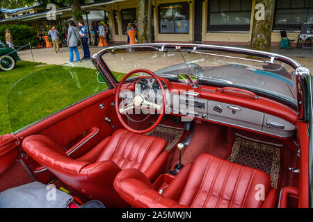 BADEN BADEN, Deutschland - Juli 2019: rot Leder Innenausstattung der MERCEDES-BENZ 190 SL Roadster Cabrio 1955 1963, Oldtimer Treffen im Kurpark. Stockfoto