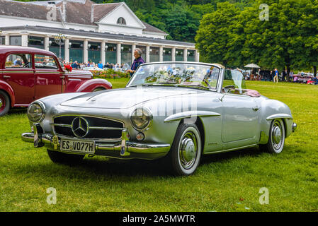 BADEN BADEN, Deutschland - Juli 2019: Silber grau MERCEDES-BENZ 190 SL Roadster Cabrio 1955 1963, Oldtimer Treffen im Kurpark. Stockfoto