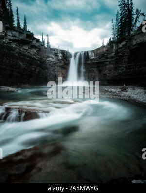 Wasser über die Felsen in Ram-River Falls, Nordegg, Alberta. Stockfoto