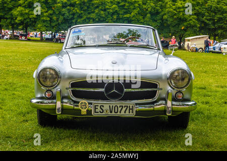 BADEN BADEN, Deutschland - Juli 2019: Silber grau MERCEDES-BENZ 190 SL Roadster Cabrio 1955 1963, Oldtimer Treffen im Kurpark. Stockfoto