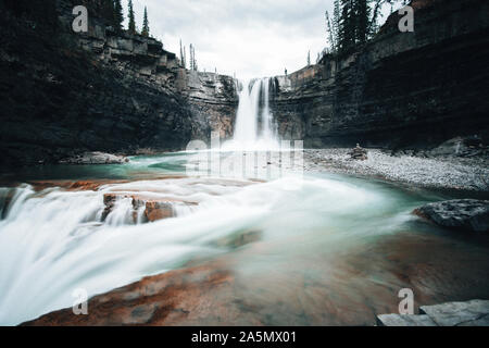 Wasser über die Felsen in Ram-River Falls, Nordegg, Alberta. Stockfoto