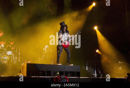 Oktober 20, 2019, Tijuana, Baja California, Mexiko: Gitarrist SLASH der Rockband Guns N' Roses führt live auf der Bühne während eines Konzertes auf Ihrer "Die nicht in diesem Leben Tour" im Estadio Caliente. (Bild: © KC Alfred/ZUMA Draht) Stockfoto