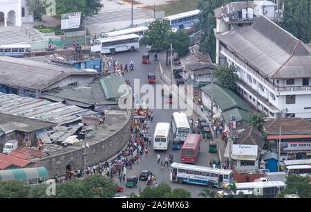 Die Ansicht von oben in der Mitte von Kandy Stadt. Diese Stadt ist Stau. Kandy Stadt Luftaufnahme von Bahirawakanda Sri Maha Bodhi Tempels. Stockfoto