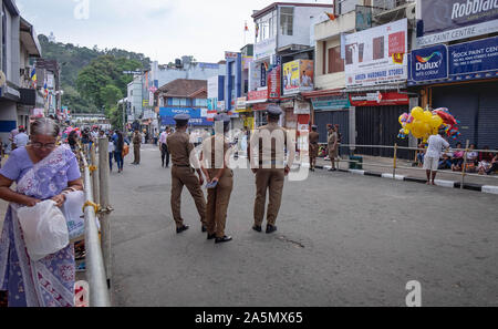 KANDY/SRI LANKA: 05. AUGUST 2019: Unbekannte Polizisten, um das Centre Road im Zentrum der Stadt suchen, für die Menschen hier. Stockfoto