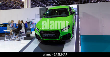 BUDAPEST/UNGARN - Oktober 18, 2019: Automobiltechnik Handel. 2020 Audi TT RS Coupé auf Anzeige an Anbieter stand. Stockfoto