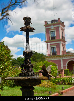 Brunnen Dekoration im Innenhof der ländlichen Palace Stockfoto