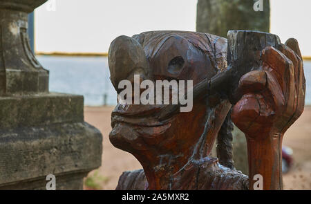 Fantasy Skulptur auf Holz gearbeitet Stockfoto