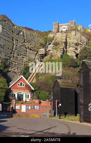 Mit einer Länge von 267 Fuß (81 Meter) und eine Steigung von 78 % der östlichen Hügel Lift bei Hastings ist die steilste Standseilbahn in Großbritannien. Stockfoto