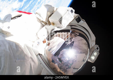 Astronaut im offenen Raum über dem Planeten. Elemente dieses Bild wurde von der NASA eingerichtet. Stockfoto