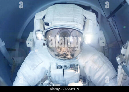 Astronaut in einem Raumanzug im offenen Raum. Elemente dieses Bild wurde von der NASA eingerichtet. Stockfoto