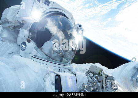 Astronaut im offenen Raum über dem Planeten. Elemente dieses Bild wurde von der NASA eingerichtet. Stockfoto