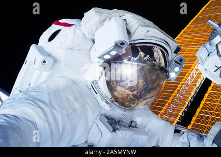 Astronaut im offenen Raum über dem Planeten. Elemente dieses Bild wurde von der NASA eingerichtet. Stockfoto