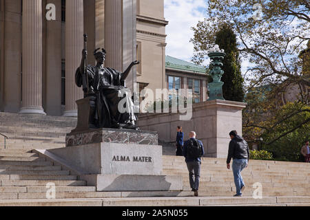 Die Columbia University Campus in Morningside Heights, New York, USA. Low Memorial Library und der Alma Mater Statue auf der niedrige Stufen. Stockfoto