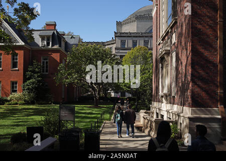 Die Columbia University Campus in Morningside Heights, New York, USA. Studenten zu Fuß Klasse zwischen Philosophie Halle und Buell Stockfoto