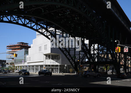 Die Columbia University Campus in Manhattanville, New York, USA. 125Th Street U-Bahn Viadukt, das Forum, und das Jerome Greene Wissenschaft Gebäude. Betrachten Stockfoto