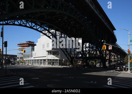 Die Columbia University Campus in Manhattanville, New York, USA. 125Th Street U-Bahn Viadukt, das Forum, und das Jerome Greene Wissenschaft Gebäude. Betrachten Stockfoto