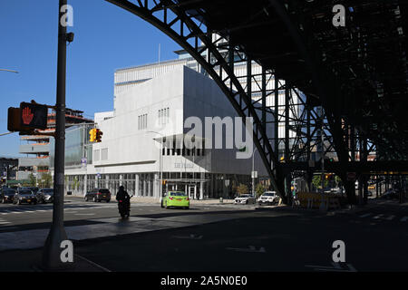 Die Columbia University Campus in Manhattanville, New York, USA. 125Th Street U-Bahn Viadukt, das Forum, und das Jerome Greene Wissenschaft Gebäude. Betrachten Stockfoto