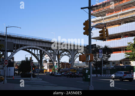 Die Columbia University Campus in Manhattanville, New York, USA. 125Th Street U-Bahn Viadukt, das Forum, und das Jerome Greene Wissenschaft Gebäude. Betrachten Stockfoto