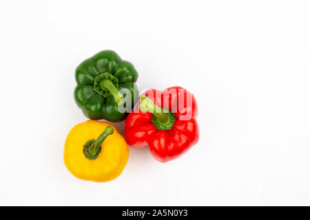 Ansicht von oben Paprika süss Grün Rot und Gelb auf dem weißen Hintergrund isoliert Stockfoto