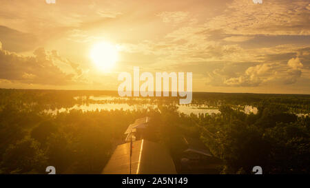 Golden sunshine Luftaufnahme von drone Ansicht Stockfoto