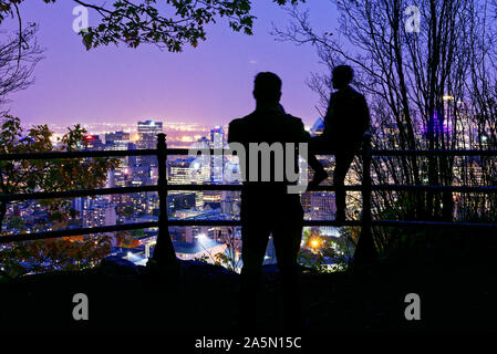 Personen und Blick auf die Innenstadt von Montreal in der Dämmerung von einem Aussichtspunkt auf dem Mont Royal, Kanada Stockfoto