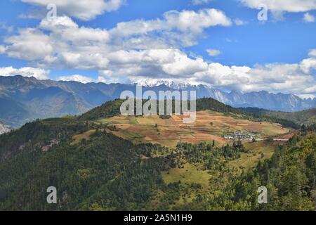 Bergige Landschaft rund um berühmte Tigersprung-schlucht in der Nähe von Lijiang, Provinz Yunnan, China. Stockfoto