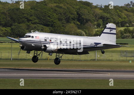 N 877 MG, eine Douglas DC-3 Dakota in der Pan American Airways Farben, die durch Prestwick Airport in Ayrshire, vorbei an den Daks über der Normandie Veranstaltung zu besuchen. Stockfoto