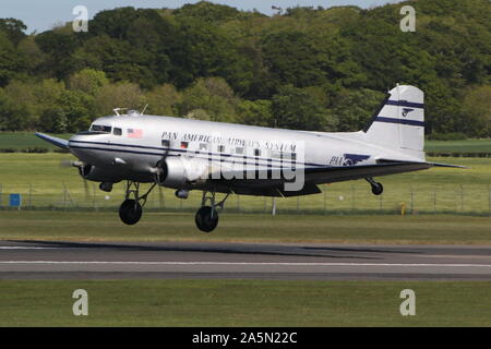 N 877 MG, eine Douglas DC-3 Dakota in der Pan American Airways Farben, die durch Prestwick Airport in Ayrshire, vorbei an den Daks über der Normandie Veranstaltung zu besuchen. Stockfoto