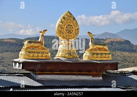 Goldenen Statuen auf den Dächern der Guishan Tempel in Shangri La Stadt in der Provinz Yunnan in China. Stockfoto