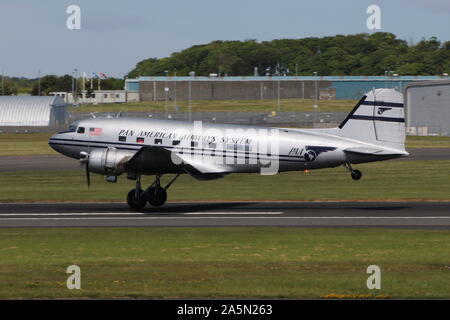 N 877 MG, eine Douglas DC-3 Dakota in der Pan American Airways Farben, die durch Prestwick Airport in Ayrshire, vorbei an den Daks über der Normandie Veranstaltung zu besuchen. Stockfoto