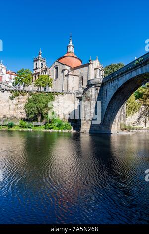 Blick auf Sao Goncalo Kirche aus der ganzen Tamega Fluss in Amarante, Portugal. Stockfoto