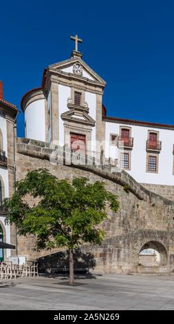 Blick auf Sao Goncalo Kirche aus der ganzen Tamega Fluss in Amarante, Portugal. Stockfoto