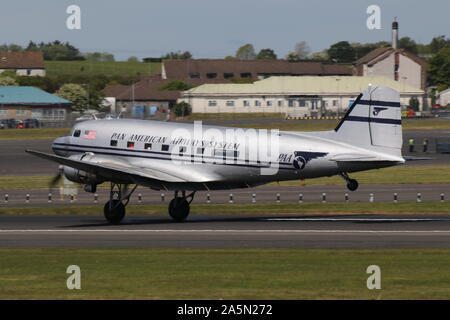 N 877 MG, eine Douglas DC-3 Dakota in der Pan American Airways Farben, die durch Prestwick Airport in Ayrshire, vorbei an den Daks über der Normandie Veranstaltung zu besuchen. Stockfoto