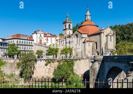 Blick auf Sao Goncalo Kirche aus der ganzen Tamega Fluss in Amarante, Portugal. Stockfoto