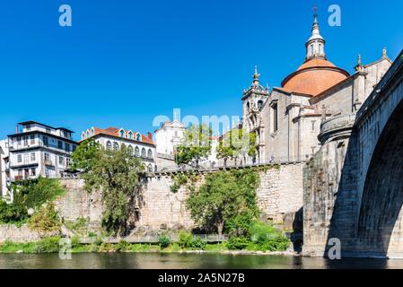 Blick auf Sao Goncalo Kirche aus der ganzen Tamega Fluss in Amarante, Portugal. Stockfoto