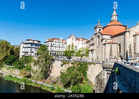 Blick auf Sao Goncalo Kirche aus der ganzen Tamega Fluss in Amarante, Portugal. Stockfoto