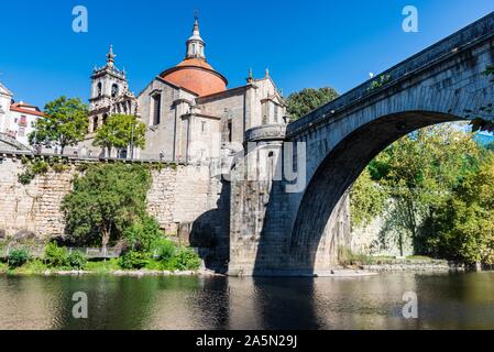 Blick auf Sao Goncalo Kirche aus der ganzen Tamega Fluss in Amarante, Portugal. Stockfoto