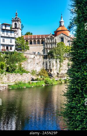 Blick auf Sao Goncalo Kirche aus der ganzen Tamega Fluss in Amarante, Portugal. Stockfoto