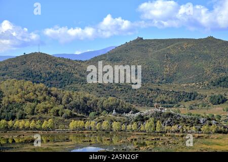 Die Landschaft rund um Songzanlin Kloster, das größte tibetische Buddhismus Kloster in der Provinz Yunnan in China. Stockfoto